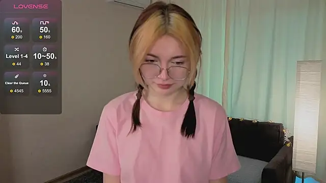 Snapshot of Susan_Gardner chatting on December 21, 2025, 8:32 am Susan Gardner online show from December 21, 2025, 8:32 am