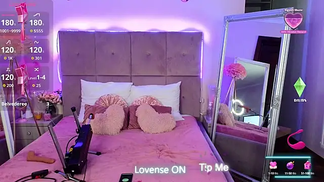 Snapshot of Nicole_Bond chatting on October 12, 2025, 5:17 am Nicole Bond online show from October 12, 2025, 5:17 am