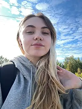 LunaMillie online show from September 14, 2025, 9:08 am