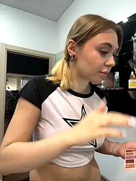 LunaMillie online show from November 10, 2025, 9:19 am