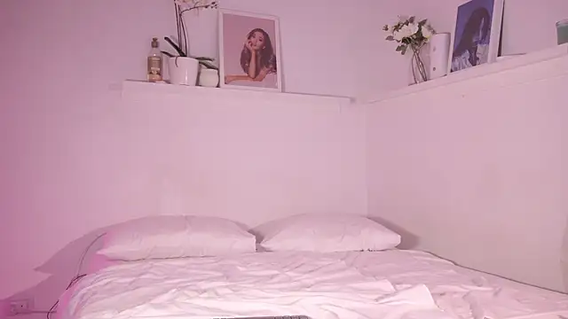 Snapshot of sweettener_ chatting on October 21, 2025, 11:44 am sweettener  online show from October 21, 2025, 11:44 am