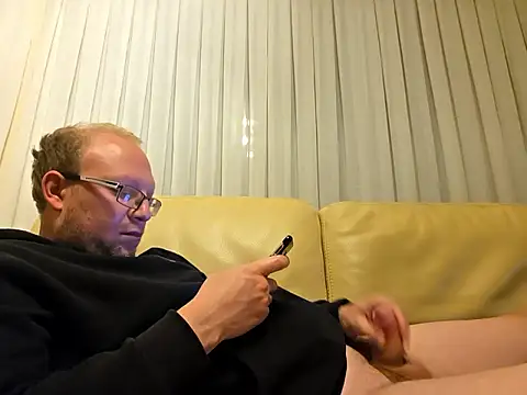 Mikenen online show from May 15, 2026, 9:33 pm