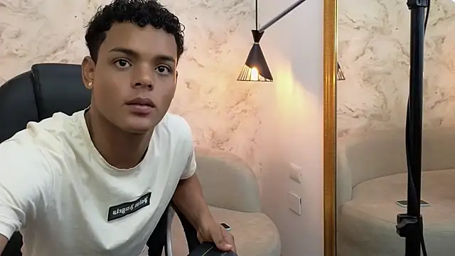 Valentino Thompson online show from September 18, 2025, 7:38 pm