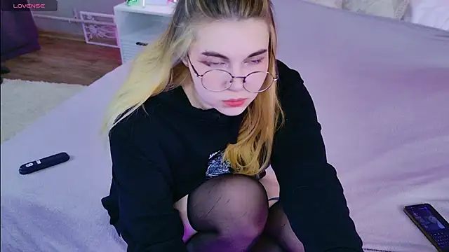 Evie Vall online show from November 3, 2025, 3:13 pm