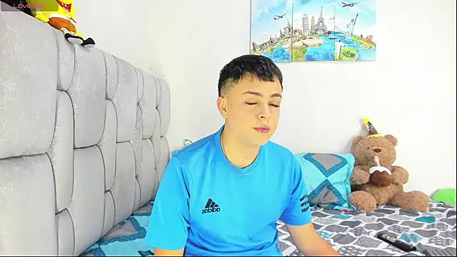 Snapshot of christopher_Hot chatting on February 6, 2026, 12:37 am christopher Hot online show from February 6, 2026, 12:37 am