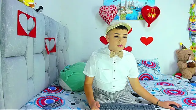 Snapshot of christopher_Hot chatting on February 16, 2026, 7:21 pm christopher Hot online show from February 16, 2026, 7:21 pm