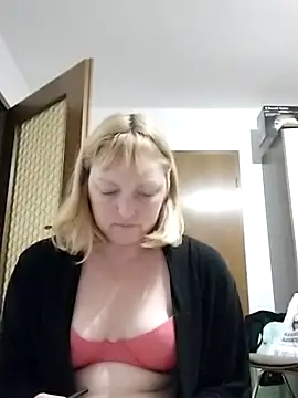 LiluLiluLilu online show from September 23, 2025, 8:23 pm