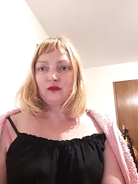 LiluLiluLilu online show from November 3, 2025, 6:20 pm