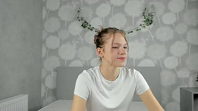 VelvetRisque online show from November 18, 2025, 8:30 am