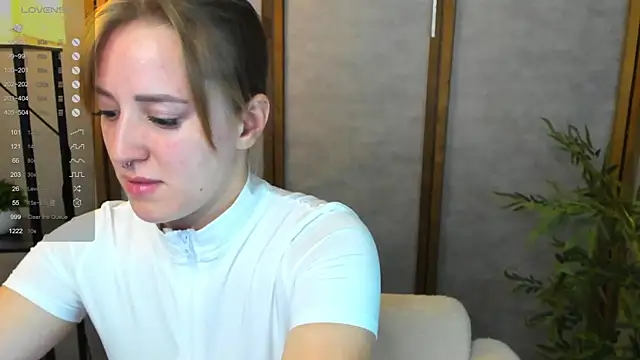 Snapshot of Alice_Cire chatting on October 13, 2025, 2:44 am Alice Cire online show from October 13, 2025, 2:44 am