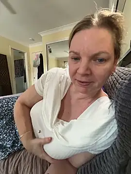 Snapshot of aussiepeaches chatting on February 3, 2026, 4:10 am aussiepeaches online show from February 3, 2026, 4:10 am