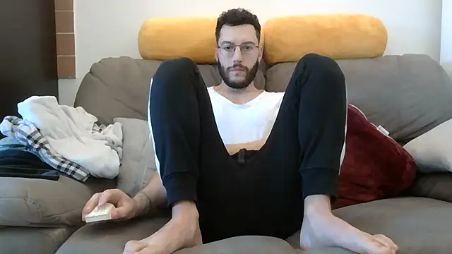 Amicisegreti online show from March 16, 2026, 6:39 am