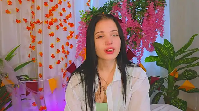 Snapshot of LauraHale chatting on November 10, 2025, 7:40 am LauraHale online show from November 10, 2025, 7:40 am