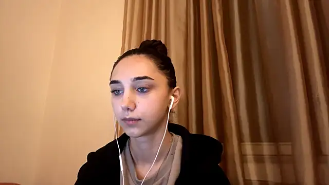 Snapshot of LinaMour chatting on October 4, 2025, 10:08 pm LinaMour online show from October 4, 2025, 10:08 pm