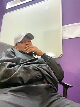 Snapshot of fitsexyman chatting on October 20, 2025, 2:39 pm fitsexyman online show from October 20, 2025, 2:39 pm