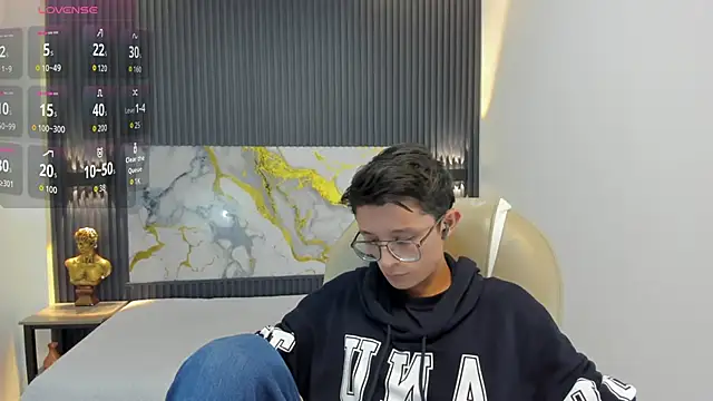 SantiagoRusso18 online show from October 6, 2025, 12:35 pm