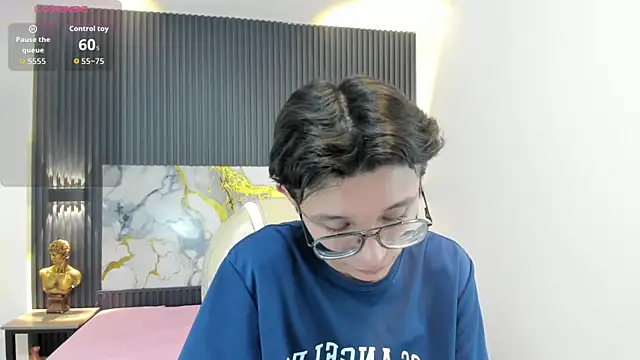 SantiagoRusso18 online show from November 6, 2025, 12:06 pm