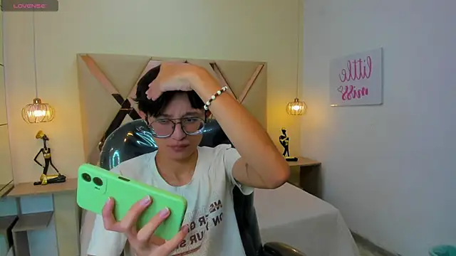 SantiagoRusso18 online show from November 30, 2025, 9:08 pm