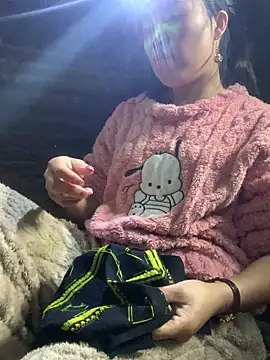 tuyetnhi-00 online show from December 14, 2025, 2:06 am