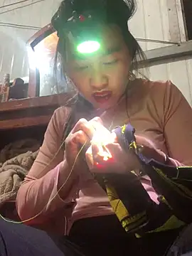 tuyetnhi-00 online show from December 22, 2025, 12:46 pm