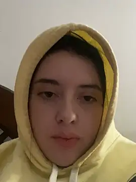 Mialoveloc online show from May 8, 2026, 4:51 am