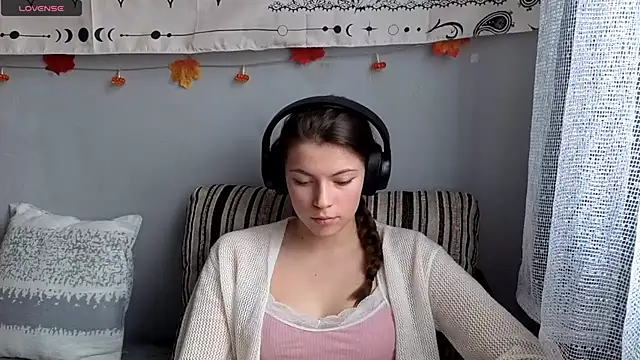 CutieAnny online show from November 27, 2025, 7:10 am