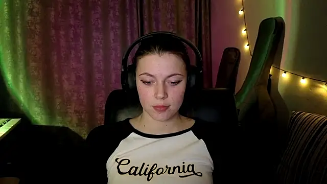 CutieAnny online show from March 13, 2026, 6:03 pm