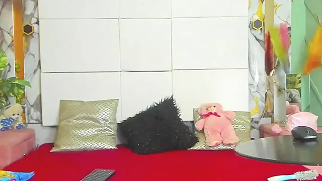 ZoeeGuzman online show from October 15, 2025, 7:25 pm