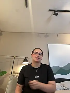 Tayler Kim online show from February 15, 2026, 6:26 pm