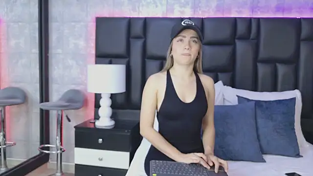 ZoeWilliis online show from November 3, 2025, 12:39 pm