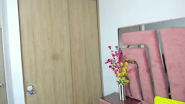 MaraKarly online show from November 24, 2025, 8:08 pm