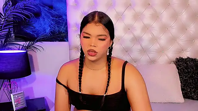 Valeria Swett  online show from May 18, 2026, 8:25 pm