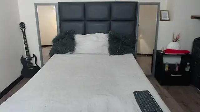 Isabella Diamon online show from November 19, 2025, 1:49 am