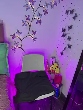 LindaWz  online show from April 10, 2026, 3:45 am