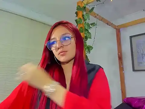 Snapshot of Vaiiolett_ chatting on November 26, 2025, 12:28 pm Vaiiolett online show from November 26, 2025, 12:28 pm