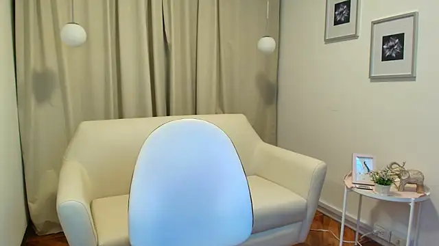 nina moen online show from December 18, 2025, 3:45 am