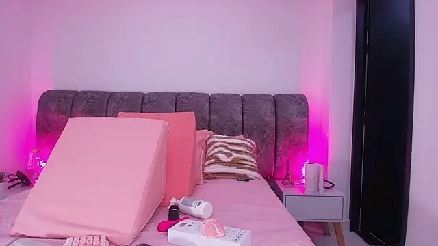 sweegirl69 online show from November 7, 2025, 12:05 pm