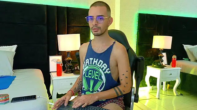 Snapshot of HairyDiamond_ chatting on September 22, 2025, 3:30 am HairyDiamond  online show from September 22, 2025, 3:30 am