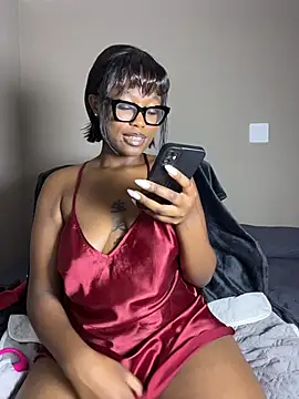 Moonzy77 online show from December 19, 2025, 2:02 pm