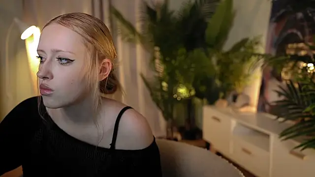 Snapshot of rosy_petal chatting on September 8, 2025, 8:19 pm rosy petal online show from September 8, 2025, 8:19 pm