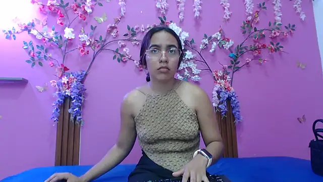 skinnysofia18 online show from February 8, 2026, 6:06 am