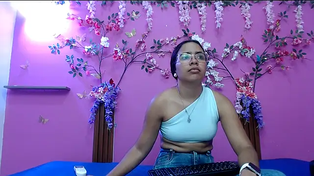 skinnysofia18 online show from April 13, 2026, 12:54 pm