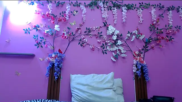 skinnysofia18 online show from April 20, 2026, 2:09 pm