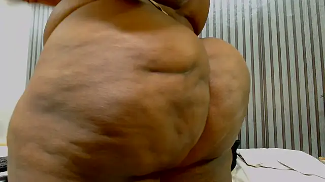 ROYALASS25 online show from June 10, 2026, 1:17 am