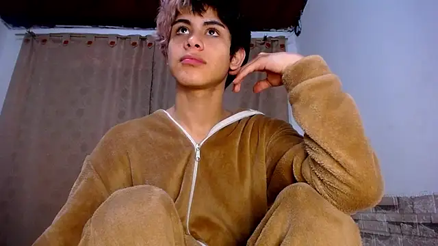 DaraKat18 online show from April 5, 2026, 10:18 pm