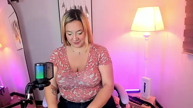 Snapshot of hollie_joliie chatting on February 20, 2026, 12:16 pm hollie joliie online show from February 20, 2026, 12:16 pm