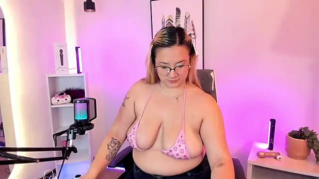 hollie joliie online show from March 3, 2026, 12:33 pm