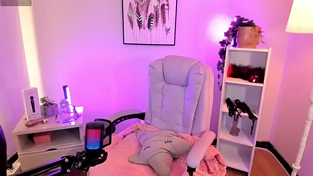 hollie joliie online show from April 17, 2026, 12:08 pm