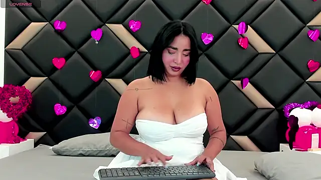 GeraldineSandoval online show from February 14, 2026, 7:43 pm