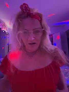 Goldenndoll online show from September 15, 2025, 3:23 pm